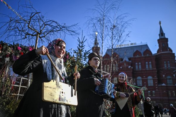 Participants of an entertainment program dressed in fancy dresses during the 'Moskovskaya Maslenitsa' festival on Manezhnaya Square in Moscow. Participants of an entertainment program dressed in fancy dresses during the 'Moskovskaya Maslenitsa' festival on Manezhnaya Square in Moscow. - Sputnik International