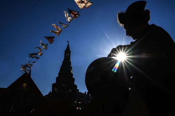 A participant of an entertainment program dressed in a fancy dress during the 'Moskovskaya Maslenitsa' festival on Manezhnaya Square in Moscow. A participant of an entertainment program dressed in a fancy dress during the 'Moskovskaya Maslenitsa' festival on Manezhnaya Square in Moscow. - Sputnik International