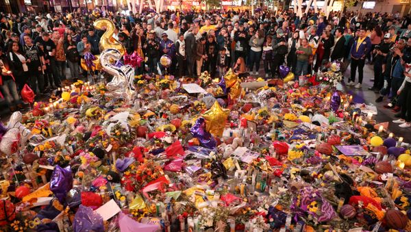 Mourners gather outside Staples Center before a Los Angeles Lakers home game to pay respects to Kobe Bryant after a helicopter crash killed the retired basketball star and his daughter Gianna, in Los Angeles, California, U.S., January 31, 2020.  - Sputnik International