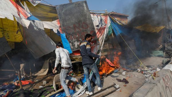 People supporting a new citizenship law destroy the protest site used by those opposing it, in New Delhi, India, February 24, 2020 - Sputnik International