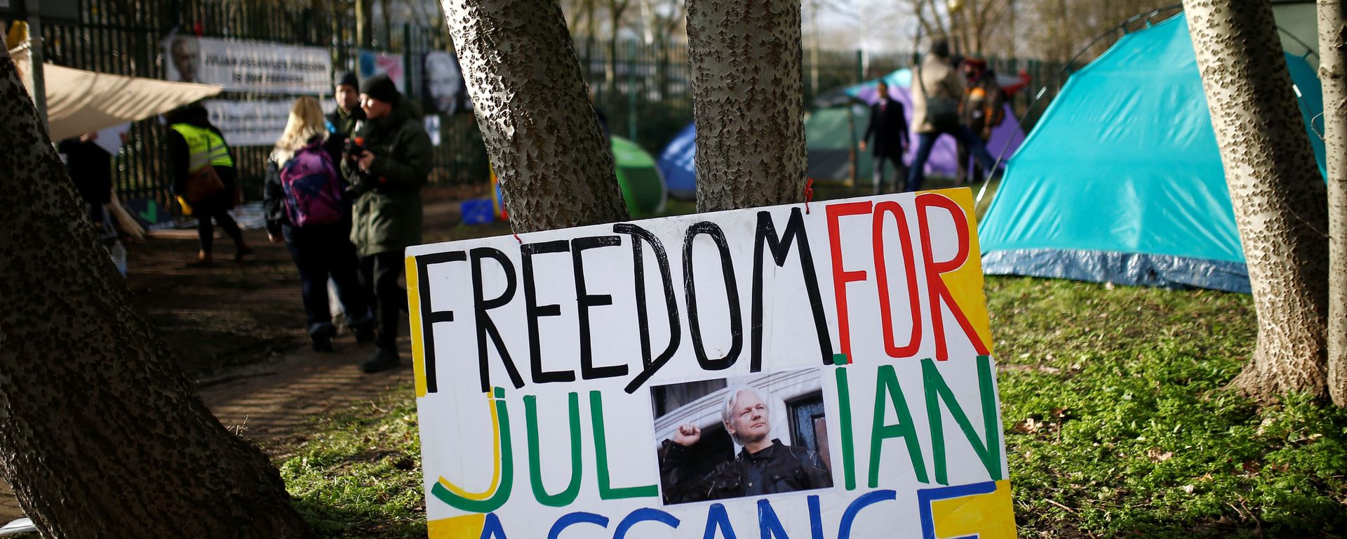 A sign in support of WikiLeaks founder Julian Assange sits near a camp set up by protesters outside Woolwich Crown Court, ahead of a hearing to decide whether Assange should be extradited to the United States, in London, Britain February 25, 2020. A sign in support of WikiLeaks founder Julian Assange sits near a camp set up by protesters outside Woolwich Crown Court, ahead of a hearing to decide whether Assange should be extradited to the United States, in London, Britain February 25, 2020. - Sputnik International, 1920, 25.02.2020
