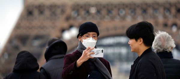 A man wears a face mask on the Trocadero esplanade in front of the Eiffel Tower in Paris, France, February 26, 2020 - Sputnik International