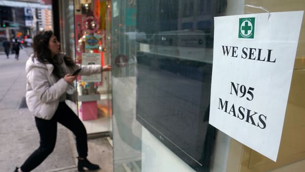 A woman walks into a pharmacy to purchase N95 face masks in advance of the potential coronavirus outbreak in the Manhattan borough of New York City, New York, U.S., 27 February 2020. - Sputnik International
