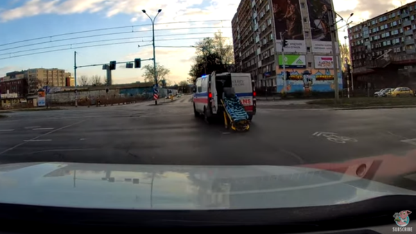 Whoopsie! Rushing Ambulance Forgets to Close Its Doors  - Sputnik International