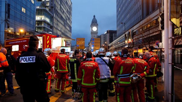 Emergency personnel gather at the scene of a fire next to the entrance of the Gare de Lyon railway station in Paris, France, February 28, 2020. REUTERS/Gonzalo Fuentes - Sputnik International