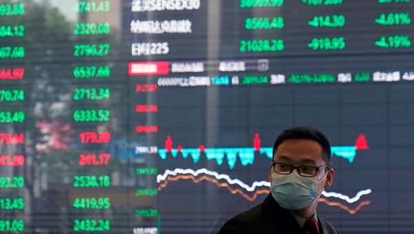 A man wearing a protective mask is seen inside the Shanghai Stock Exchange building in the city's Pudong financial district, as China continues to combat the new coronavirus outbreak, 28 February 2020. REUTERS/Aly Song A man wearing a protective mask is seen inside the Shanghai Stock Exchange building in the city's Pudong financial district, as China continues to combat the new coronavirus outbreak, 28 February 2020. REUTERS/Aly Song - Sputnik International