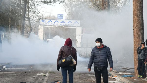 Migrants are seen near the Pazarkule checking point on the Greek-Turkish border. File photo Migrants are seen near the Pazarkule checking point on the Greek-Turkish border. File photo - Sputnik International