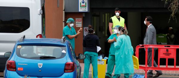 Medical staff prepares to check guests leaving the H10 Costa Adeje Palace, which is on lockdown after the novel coronavirus has been confirmed in Adeje, Tenerife, Spain, February 28, 2020. REUTERS/Borja Suarez - Sputnik International