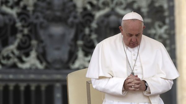 Pope Francis prays in St. Peter's Square at the Vatican during his weekly general audience, Wednesday, Feb. 26, 2020. - Sputnik International