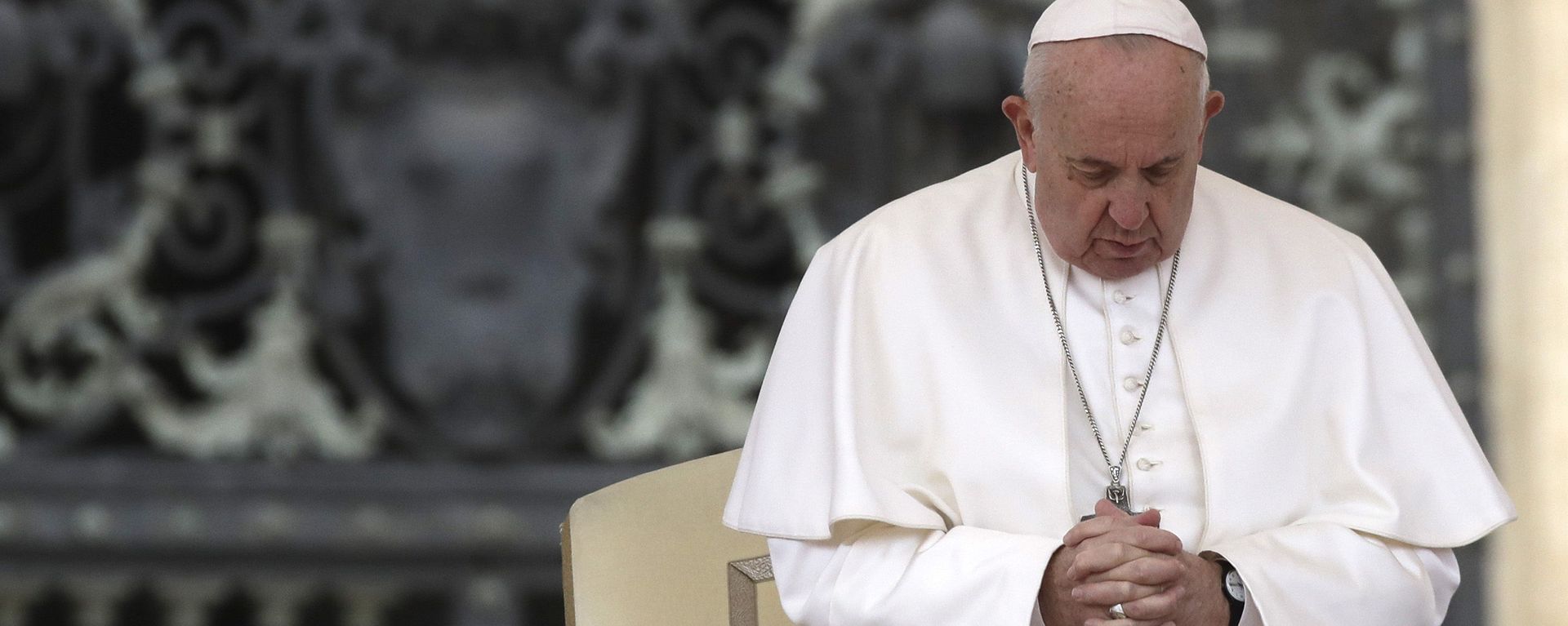 Pope Francis prays in St. Peter's Square at the Vatican during his weekly general audience, Wednesday, Feb. 26, 2020. - Sputnik International, 1920, 15.03.2020
