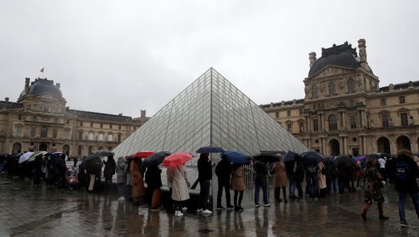 People line up at the Louvre Museum as the staff closed the museum during a staff meeting about the coronavirus outbreak, in Paris, France, March 1, 2020. REUTERS/Gonzalo Fuentes People line up at the Louvre Museum as the staff closed the museum during a staff meeting about the coronavirus outbreak, in Paris, France, March 1, 2020. REUTERS/Gonzalo Fuentes - Sputnik International