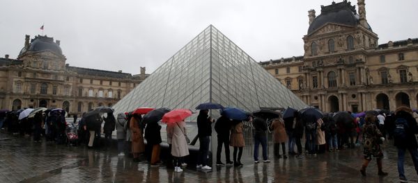 People line up at the Louvre Museum as the staff closed the museum during a staff meeting about the coronavirus outbreak, in Paris, France, March 1, 2020. REUTERS/Gonzalo Fuentes - Sputnik International