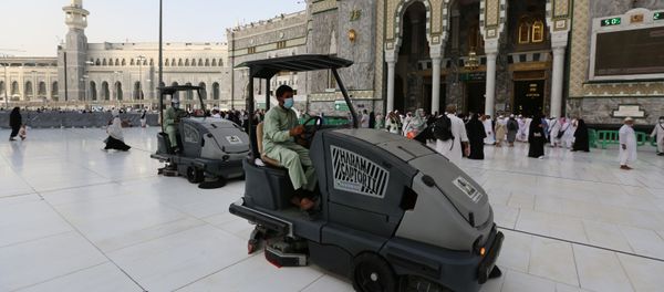 Labourers wearing masks clean the floor of the Grand Mosque in Saudi Arabia's holy city of Mecca on February 28, 2020. Labourers wearing masks clean the floor of the Grand Mosque in Saudi Arabia's holy city of Mecca on February 28, 2020. - Sputnik International