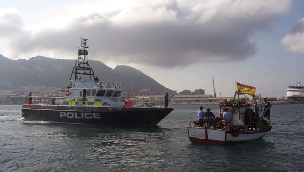 A British patrol boat, left, blocks access as fishermen, right, protest near to La Linea de la Concepcion in front of Gibraltar, Spain, Sunday, Aug. 18, 2013 - Sputnik International