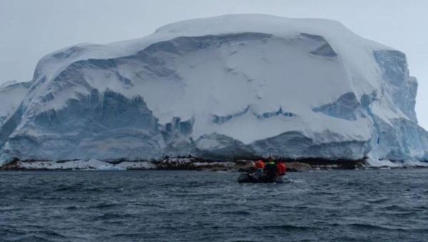 Researchers from the R/V Nathaniel B. Palmer icebreaker approach the newly-discovered Sif Island to collect rock samples - Sputnik International