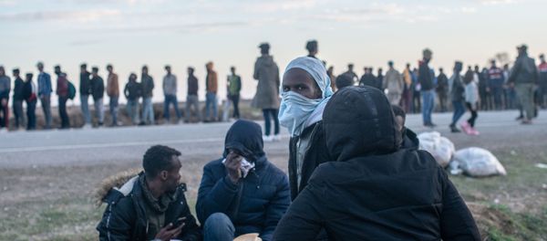 Migrants wait for a food distribution in front of the Pazarkule border crossing to Greece, on March 3, 2020, at Pzarkule in Edirne. Migrants wait for a food distribution in front of the Pazarkule border crossing to Greece, on March 3, 2020, at Pzarkule in Edirne. - Sputnik International