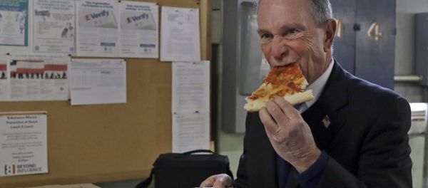 Potential Democratic presidential candidate Michael Bloomberg eats a slice of pizza after a tour of the WH Bagshaw Company, a pin and precision component manufacturer, Tuesday Jan. 29, 2019, in Nashua, N.H.  - Sputnik International