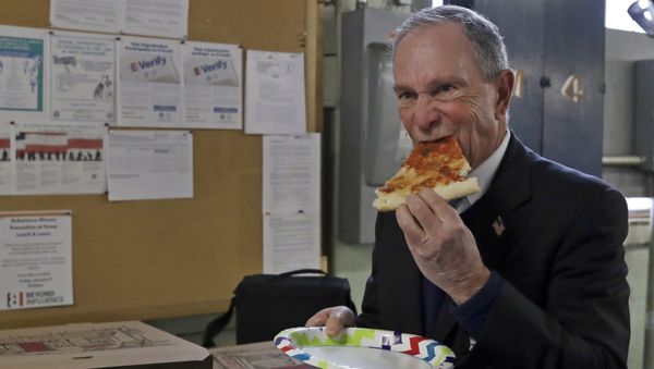 Potential Democratic presidential candidate Michael Bloomberg eats a slice of pizza after a tour of the WH Bagshaw Company, a pin and precision component manufacturer, Tuesday Jan. 29, 2019, in Nashua, N.H. Potential Democratic presidential candidate Michael Bloomberg eats a slice of pizza after a tour of the WH Bagshaw Company, a pin and precision component manufacturer, Tuesday Jan. 29, 2019, in Nashua, N.H. - Sputnik International