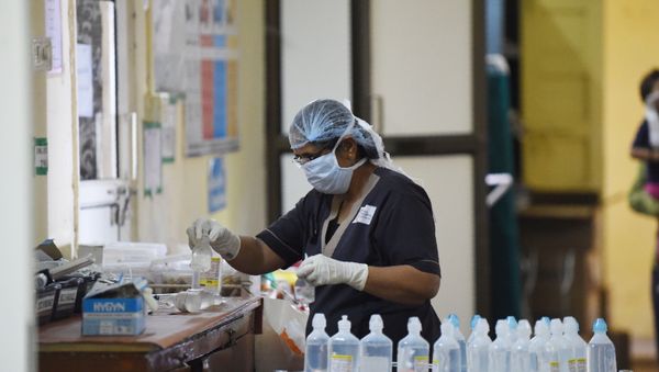 An Indian medical staff works at the Swine flu (H1N1) isolation ward of the Ahmedabad Civil Hospital, in Ahmedabad on August 12, 2017.  - Sputnik International