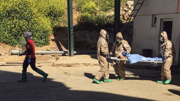 In this photo taken on Tuesday, April 4, 2017 and made available Wednesday, April 5, Turkish experts carry a victim of alleged chemical weapons attacks in Syrian city of Idlib, at a local hospital in Reyhanli, Hatay, Turkey - Sputnik International