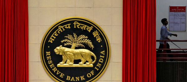 FILE PHOTO: A worker walks past the logo of Reserve Bank of India inside its office in New Delhi - Sputnik International