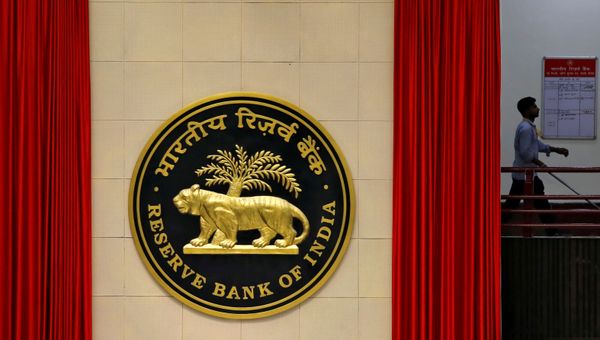 FILE PHOTO: A worker walks past the logo of Reserve Bank of India inside its office in New Delhi FILE PHOTO: A worker walks past the logo of Reserve Bank of India inside its office in New Delhi - Sputnik International