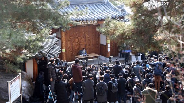 Lee Man-hee (C), leader of the Shincheonji Church of Jesus, speaks during a press conference at a facility of the church in Gapyeong on March 2, 2020 - Sputnik International