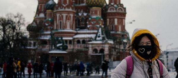Туристка в защитной маске на Красной площади в Москве Туристка в защитной маске на Красной площади в Москве - Sputnik International