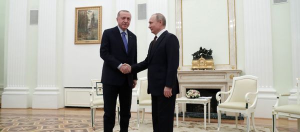 Russian President Vladimir Putin shakes hands with Turkish President Tayyip Erdogan during a meeting in Moscow, Russia March 5, 2020 - Sputnik International