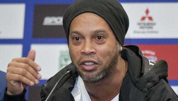Brazilian former footballer Ronaldinho Gaucho gestures during a press conference in Bogota on October 16, 2019 - Sputnik International
