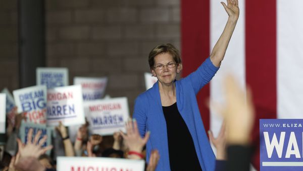 Democratic U.S. presidential candidate Senator Elizabeth Warren waves to supporters at her Super Tuesday night rally in Detroit, Michigan, U.S., March 3, 2020 - Sputnik International