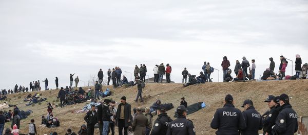 Turkish police stand by migrants camping in Edirne near the Turkish-Greek border Turkish police stand by migrants camping in Edirne near the Turkish-Greek border - Sputnik International