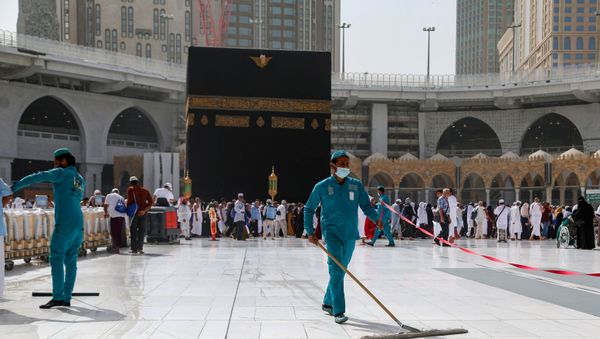 Cleaners wear protective face masks, following the outbreak of the coronavirus, as they swipe the floor at the Kaaba in the Grand mosque in the holy city of Mecca, Saudi Arabia 3 March 2020. - Sputnik International