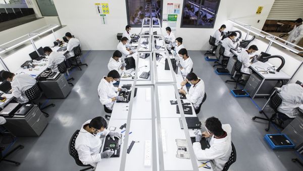 Plant workers remanufacture laptops in a process lasting five hours at the Circular Computer facility in the UAE - Sputnik International