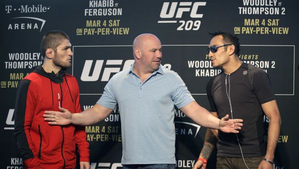 UFC president Dana White stands between fighters Tony Ferguson, right, and Khabib Nurmagomedov, of Russia, during a news conference for UFC 209, Thursday, March 2, 2017, in Las Vegas - Sputnik International