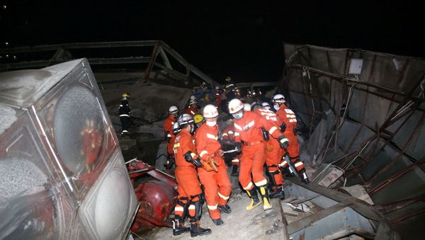 Rescue workers move casualty on the site where a hotel being used for the coronavirus quarantine collapsed, as the country is hit by the novel coronavirus, in the southeast Chinese port city of Quanzhou, Fujian province, China March 7, 2020. Picture taken March 7, 2020. cnsphoto via REUTERS. ATTENTION EDITORS - THIS IMAGE WAS PROVIDED BY A THIRD PARTY. CHINA OUT. - Sputnik International