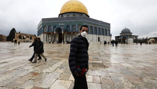 A man wears a face mask in Jerusalem's Old City - Sputnik International