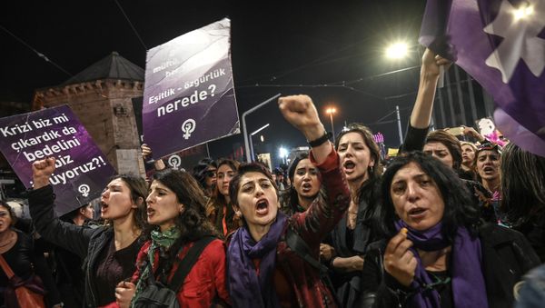 Women shout slogans as Turkish anti-riot police officers try to push them back during a rally marking International Women's Day on Istiklal avenue in Istanbul on March 8, 2019. - Sputnik International