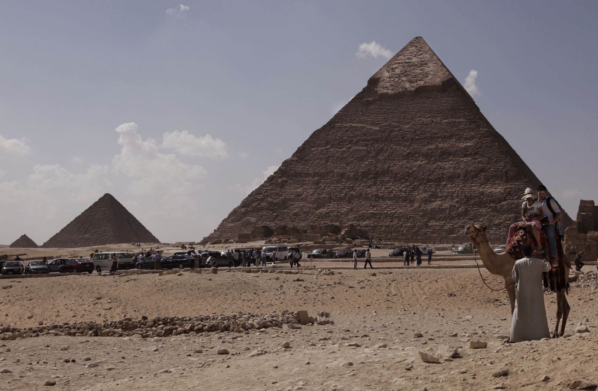 Tourists ride a camel as they visit the historical site of the Giza Pyramids, in front of the Khafre pyramid, right, near Cairo, Egypt. File photo. Tourists ride a camel as they visit the historical site of the Giza Pyramids, in front of the Khafre pyramid, right, near Cairo, Egypt. File photo. - Sputnik International, 1920, 20.03.2022