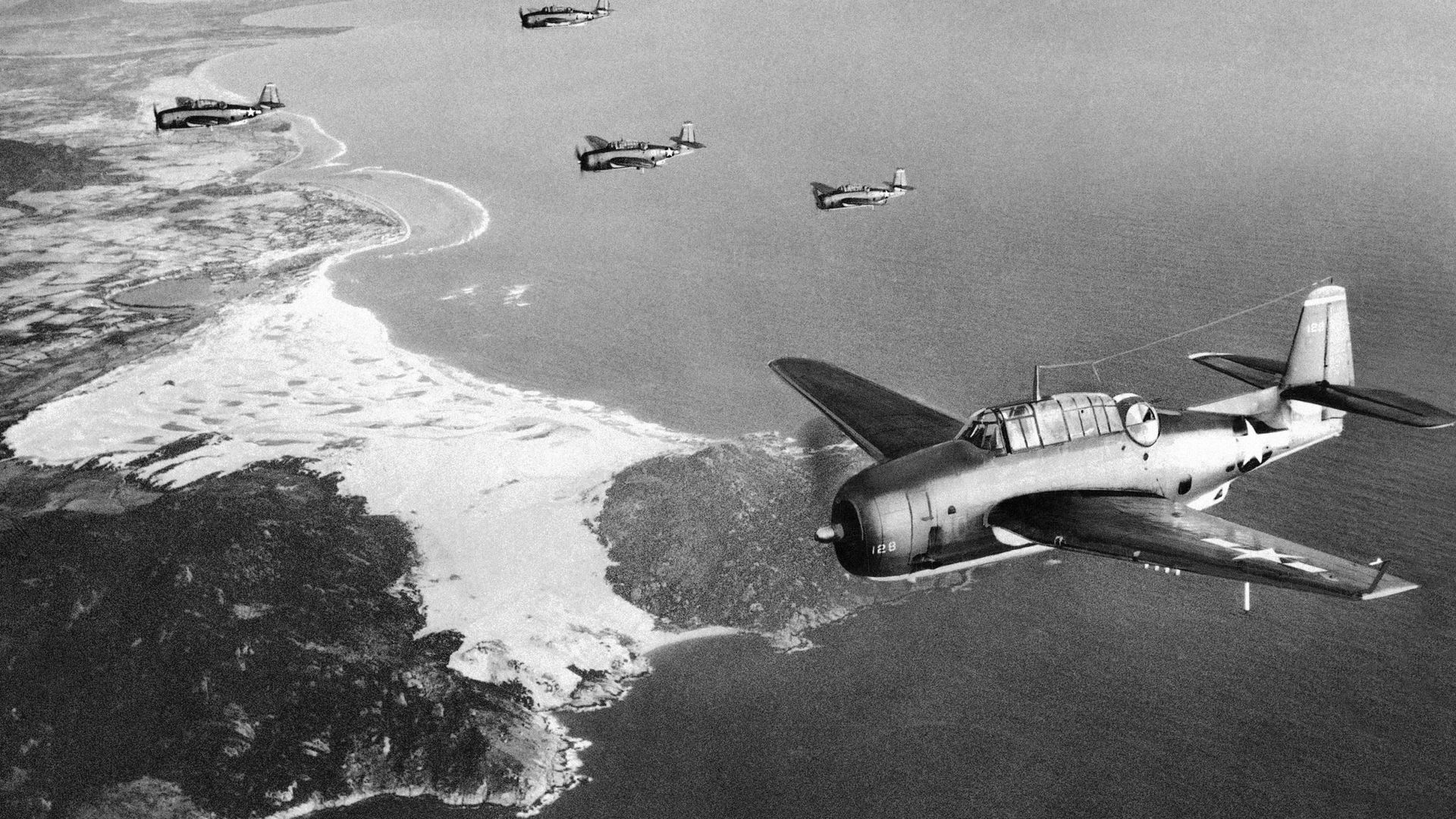 General Motors Avenger torpedo bombers of the U.S. Navy’s Third Fleet roar over the Vietnam coast en route to Saigon on Feb. 8, 1945. (AP Photo/U.S. Navy) General Motors Avenger torpedo bombers of the U.S. Navy’s Third Fleet roar over the Vietnam coast en route to Saigon on Feb. 8, 1945. (AP Photo/U.S. Navy) - Sputnik International, 1920, 05.12.2022