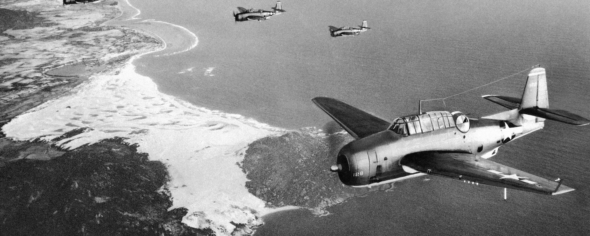 General Motors Avenger torpedo bombers of the U.S. Navy’s Third Fleet roar over the Vietnam coast en route to Saigon on Feb. 8, 1945. (AP Photo/U.S. Navy) General Motors Avenger torpedo bombers of the U.S. Navy’s Third Fleet roar over the Vietnam coast en route to Saigon on Feb. 8, 1945. (AP Photo/U.S. Navy) - Sputnik International, 1920, 05.12.2022