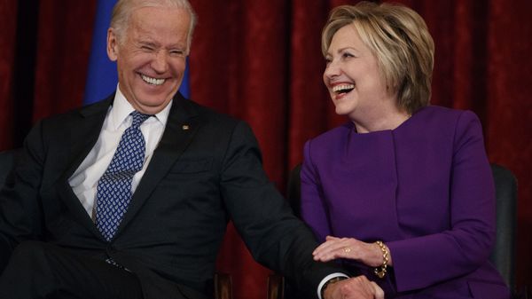 Vice President Joe Biden, left, laughs with former Secretary of State Hillary Clinton during a ceremony to unveil a portrait of Senate Minority Leader Harry Reid, D-Nev., on Capitol Hill, Thursday, Dec. 8, 2016, in Washington. - Sputnik International