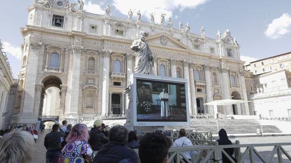 Faithful watch Pope Francis deliver the Angelus prayer on a giant screen to avoid crowds gathering, in St. Peter's Square, at the Vatican, Sunday, 8 March 2020. The pope in his streamed remarks said he was close in prayers to those suffering from the coronavirus and to those caring for them. - Sputnik International