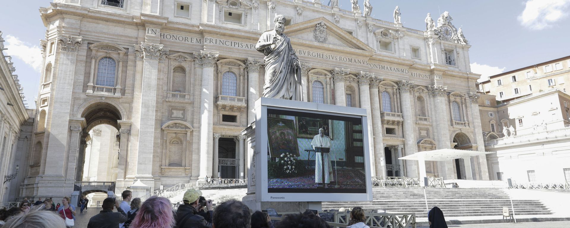Faithful watch Pope Francis deliver the Angelus prayer on a giant screen to avoid crowds gathering, in St. Peter's Square, at the Vatican, Sunday, 8 March 2020. The pope in his streamed remarks said he was close in prayers to those suffering from the coronavirus and to those caring for them. Faithful watch Pope Francis deliver the Angelus prayer on a giant screen to avoid crowds gathering, in St. Peter's Square, at the Vatican, Sunday, 8 March 2020. The pope in his streamed remarks said he was close in prayers to those suffering from the coronavirus and to those caring for them. - Sputnik International, 1920, 06.09.2020