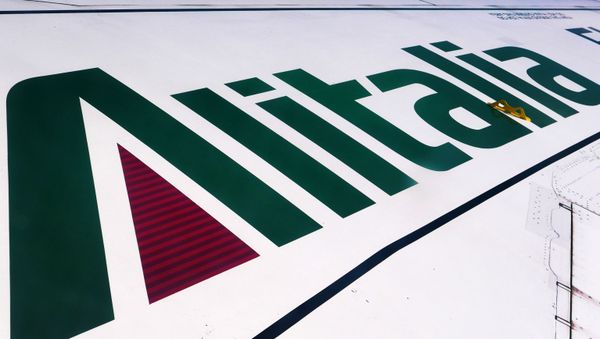 The logo of Italy's flag carrier Alitalia at Rome's Fiumicino airport - Sputnik International