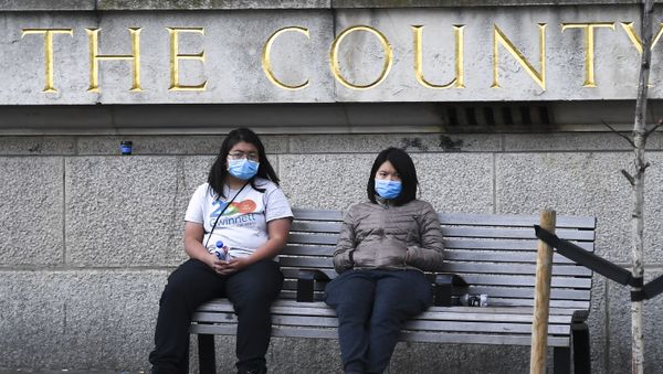 Two women wearing face masks in London - Sputnik International
