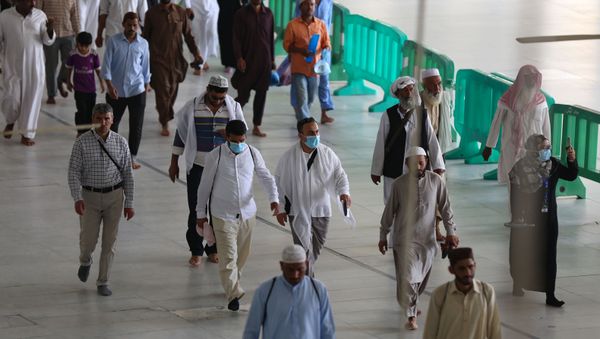 Worshippers with protective masks around  Mecca's Grand Mosque - Sputnik International