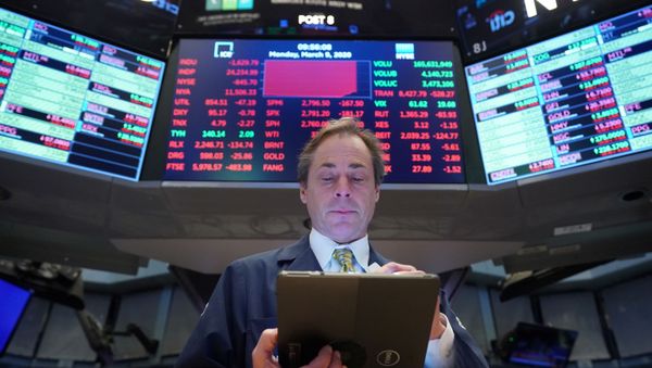 A trader works on the floor of the New York Stock Exchange (NYSE) in New York, U.S., March 9, 2020. REUTERS/Bryan R Smith - Sputnik International
