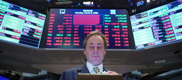 A trader works on the floor of the New York Stock Exchange (NYSE) in New York, U.S., March 9, 2020. REUTERS/Bryan R Smith - Sputnik International