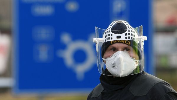 A Czech police officer, with a protective mask, waits during sanitary checks on drivers at the border crossing between Germany and Czech Republic, near the German village of Furth and the Czech village Nova Kubice in a measure to protect against the spread of the novel coronavirus, on March 9, 2020. A Czech police officer, with a protective mask, waits during sanitary checks on drivers at the border crossing between Germany and Czech Republic, near the German village of Furth and the Czech village Nova Kubice in a measure to protect against the spread of the novel coronavirus, on March 9, 2020. - Sputnik International